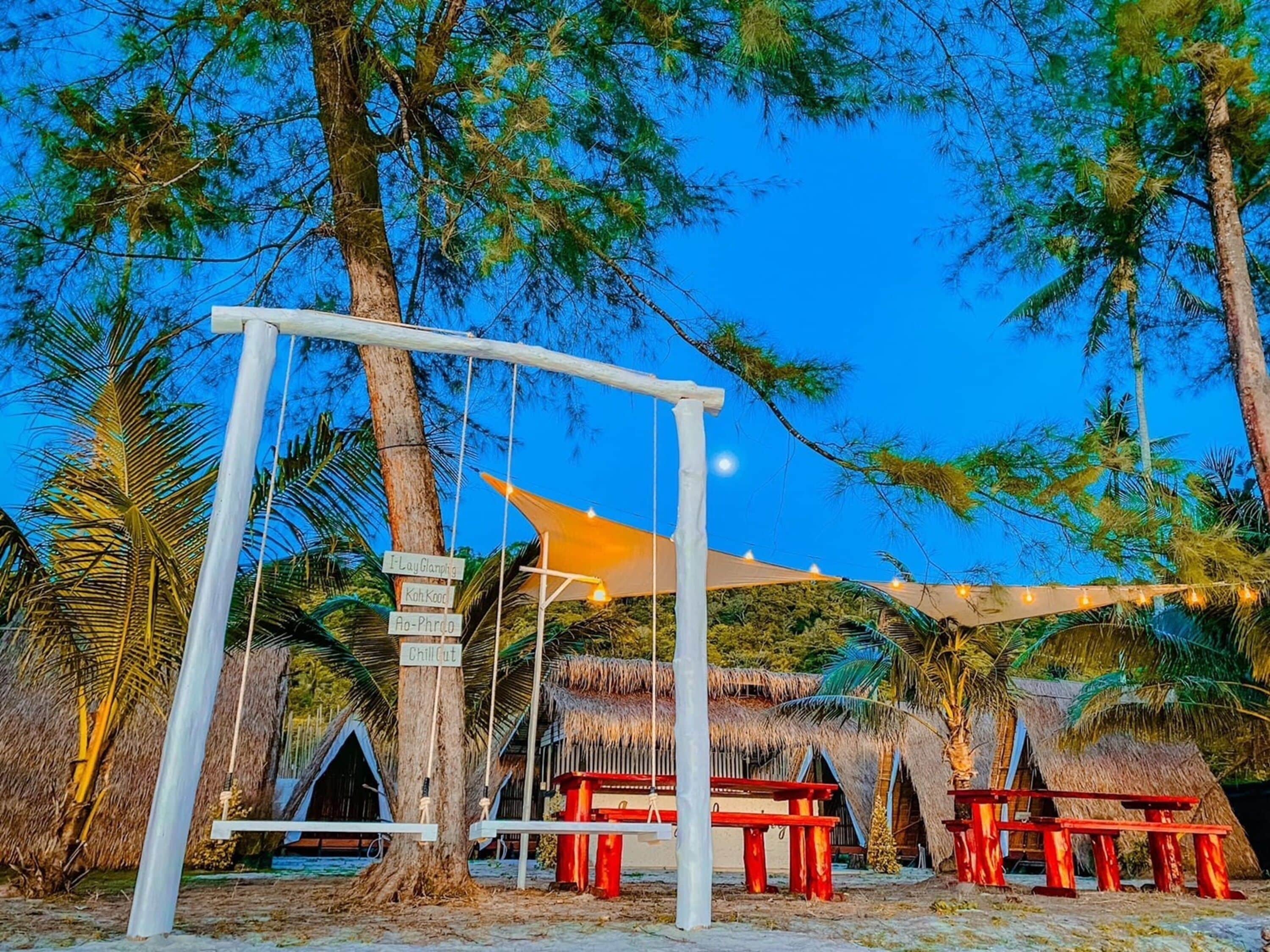 Barraca clássica | Área de estar | TV de tela plana 32 polegadas com canais via satélite