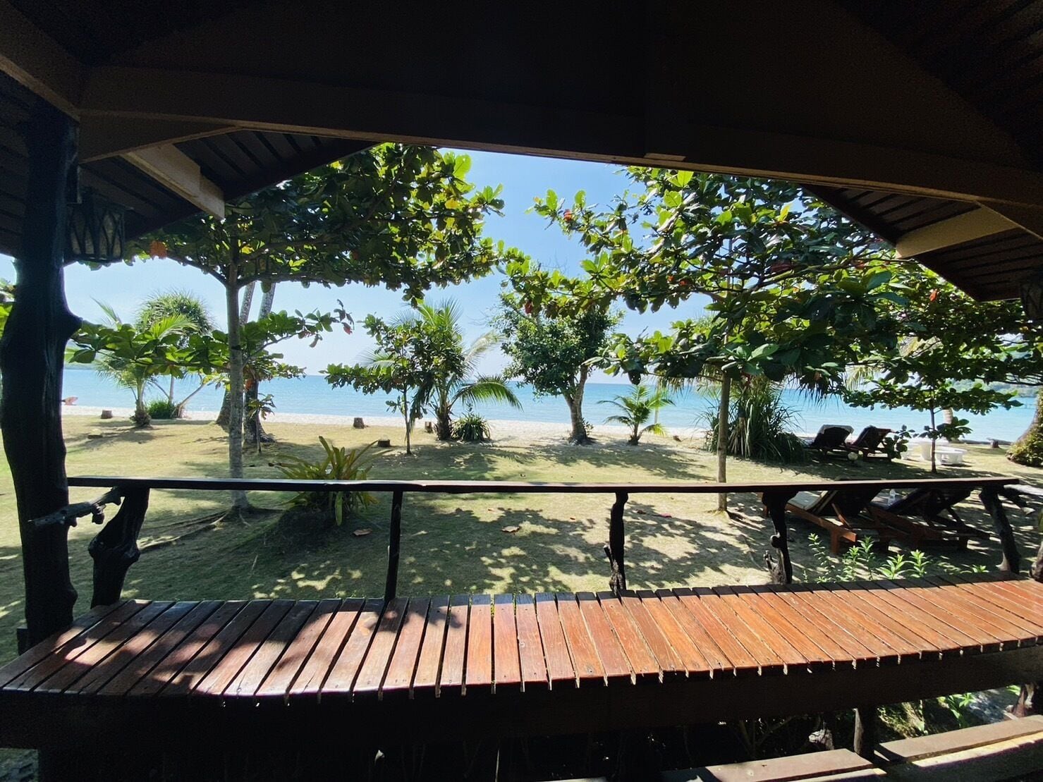 Habitación Deluxe, vista al mar | Área de sala de estar | Televisión de pantalla plana de 32 pulgadas con canales vía satélite 