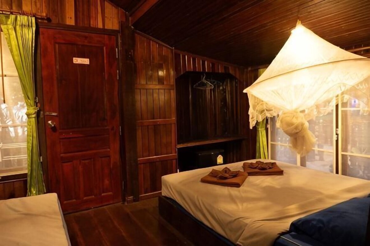 Cortinas blackout, wifi gratis y ropa de cama 