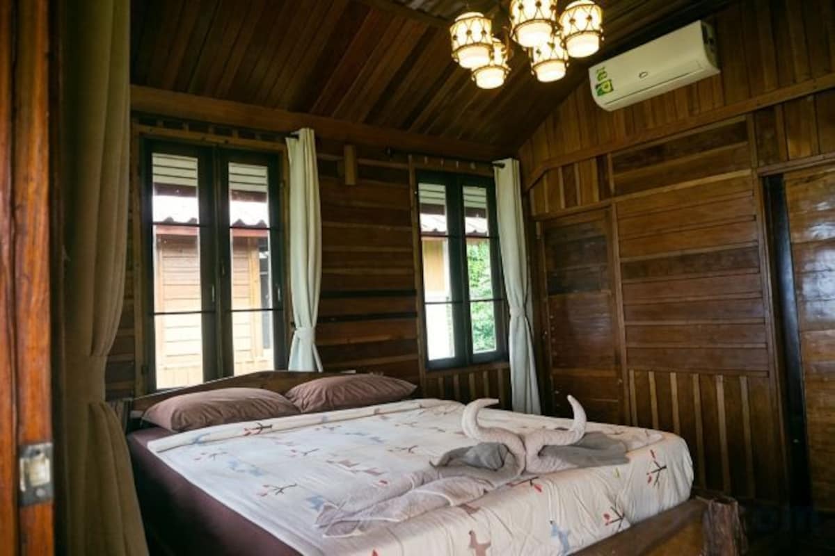 Blackout curtains, free WiFi, bed sheets