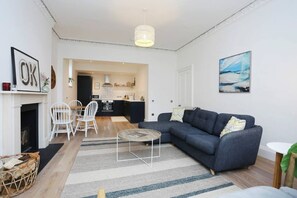 Una televisión, una chimenea, una oficina