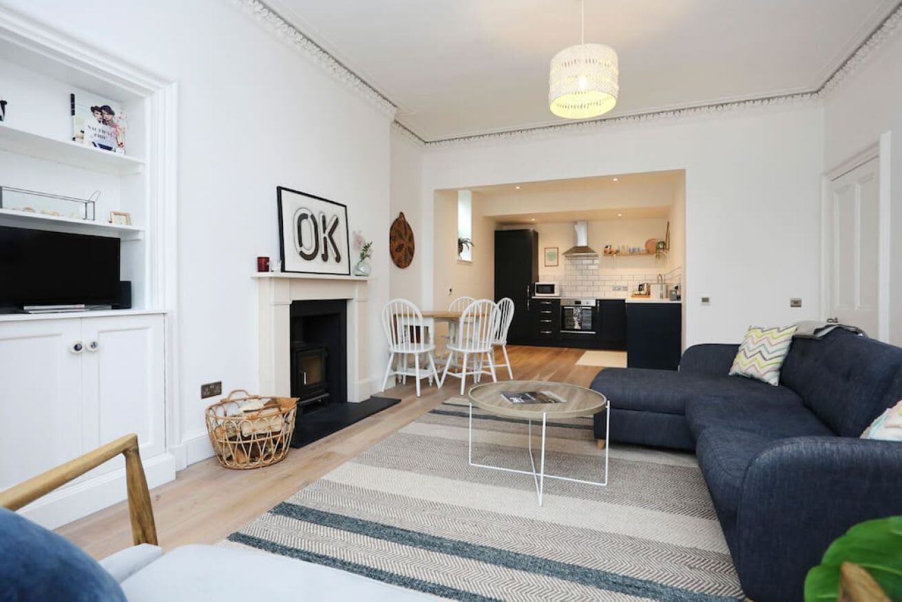 Televisión, chimenea y oficina 