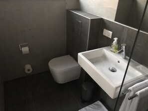 Haartrockner, Handtücher, Seife, Shampoo