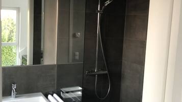 Haartrockner, Handtücher, Seife, Shampoo