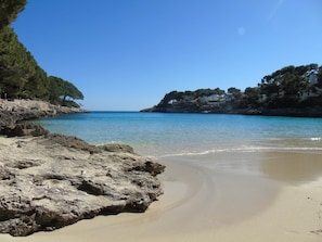 På stranden