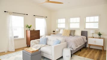5 habitaciones, escritorio y tabla de planchar con plancha