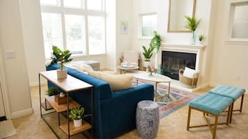Smart TV, chimenea, videojuegos y tenis de mesa