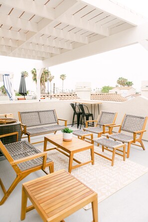 Outdoor dining - ☀️HUGE Beach House!☀️3 blocks to BEACH🏖Ocean View🏝 3 BR/2.5BA (Oceanside)