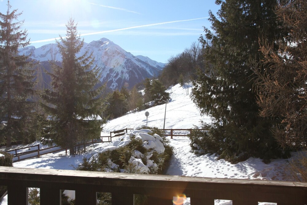 Charming Studio Pra Loup 1500 with large sunny balcony. WiFi fiber.