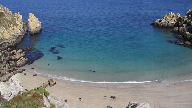 A coastal beach with clear waters, rocky formations, and a sandy shore. - country holiday home - Goulien (Goulien)
