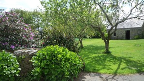A stone building with a grassy yard and a tree in front. - country holiday home - Goulien (Goulien)