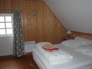 2 soverom, strykejern/-brett og reiseseng for barn