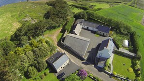 An aerial view of a rural property with a large barn, a farmhouse, and a field. - country holiday home - Goulien (Goulien)