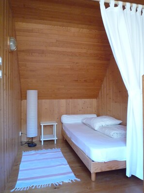 2 bedrooms, iron/ironing board, travel cot