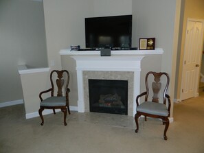 Interior - Cozy and Convenient Furnished Townhome w/view (High Point)