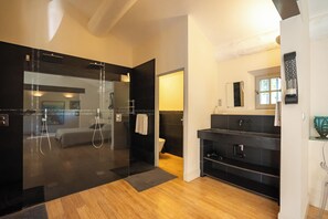 6 slaapkamers, een strijkplank/strijkijzer, internet