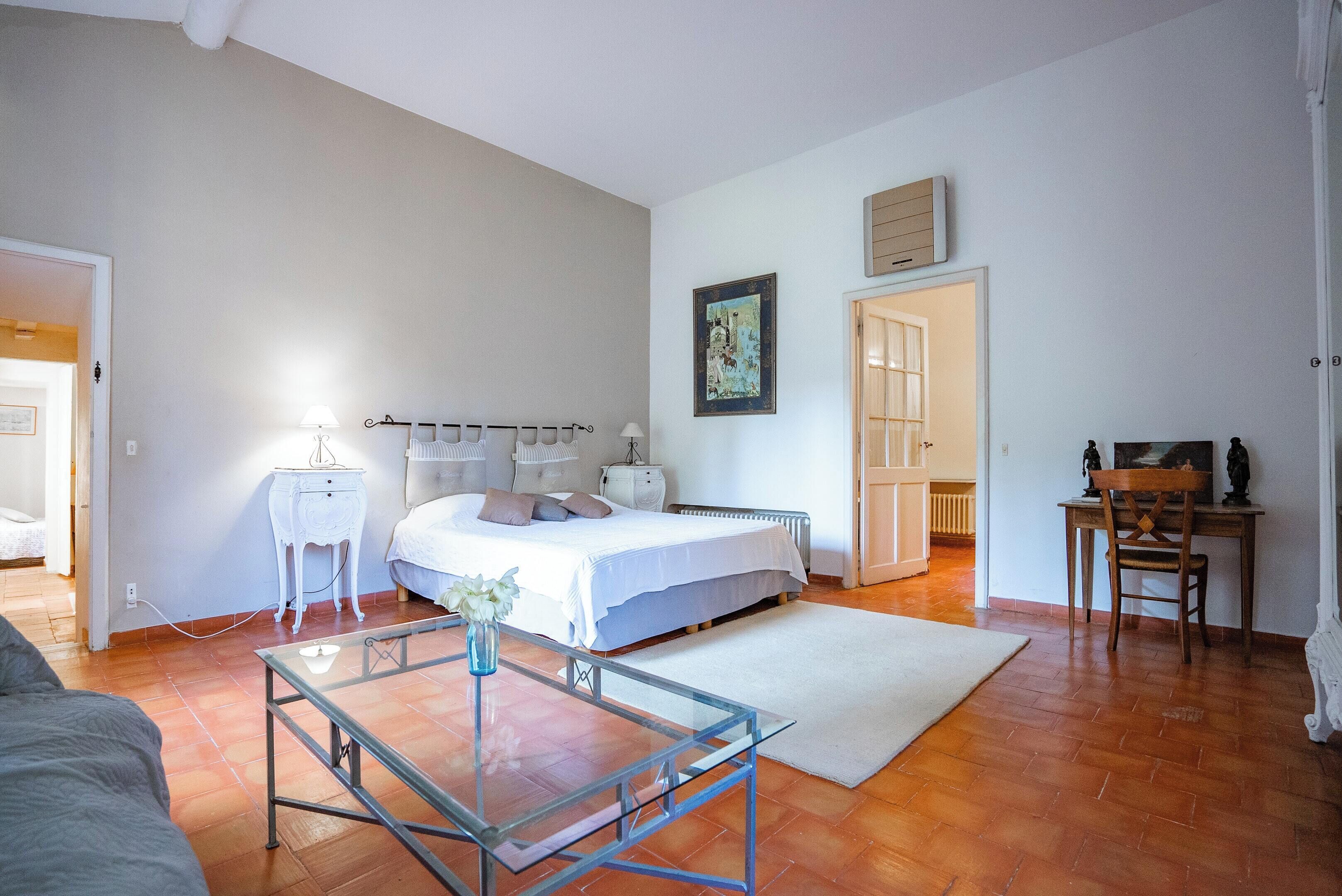 6 bedrooms, iron/ironing board, internet