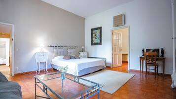 6 bedrooms, iron/ironing board, internet