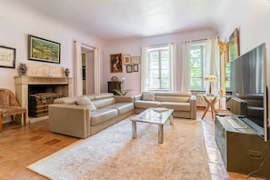 TV, fireplace - Homerez - Villa in Saint-Rémy-de-Provence (Saint-Rémy-de-Provence)