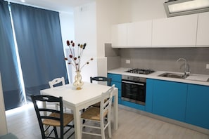 Geladeira, fogão, cooktop, chaleira elétrica