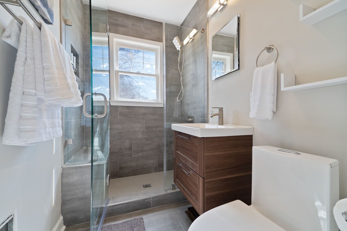 Uptown travellers favorite/ Free airport pick-up/ Car available / Pets welcome