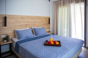 3 عدّة غرف نوم وخزنة داخل الغرفة ومكتب ومكواة/لوح كي