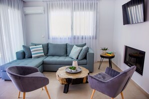 Smart-TV, Kamin, Bücher, Drucker