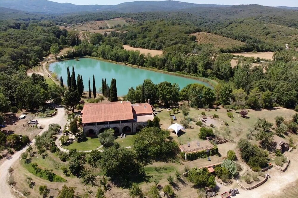 Villa in Tuscany with private bathing lake