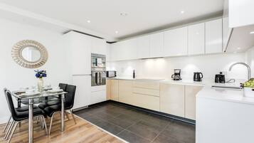 Deluxe Apartment | Private kitchen | Full-sized fridge, microwave, oven, dishwasher