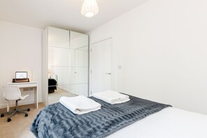 Room - Stunning Ensuite 2 bedroom apartment (Romford)