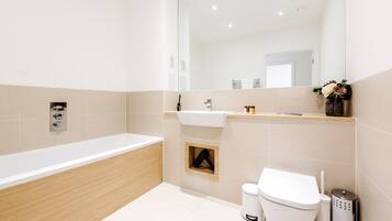 Deluxe Apartment | Bathroom | Separate bathtub and shower, free toiletries, hair dryer, towels