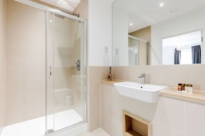 Deluxe-Apartment | Badezimmer | Badewanne und Dusche (separat), kostenlose Toilettenartikel