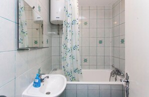 Haartrockner, Handtücher, Seife, Toilettenpapier
