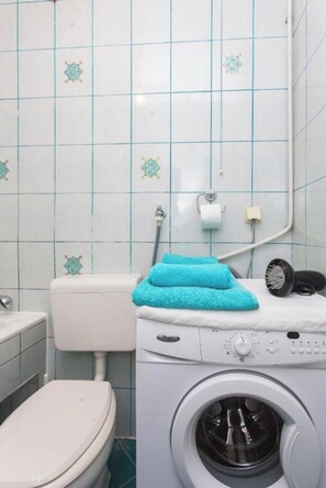 Haartrockner, Handtücher, Seife, Toilettenpapier