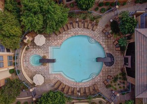 Una piscina al aire libre, una piscina climatizada