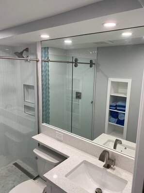 Chuveiro, secador de cabelo, toalhas de banho, sabonete