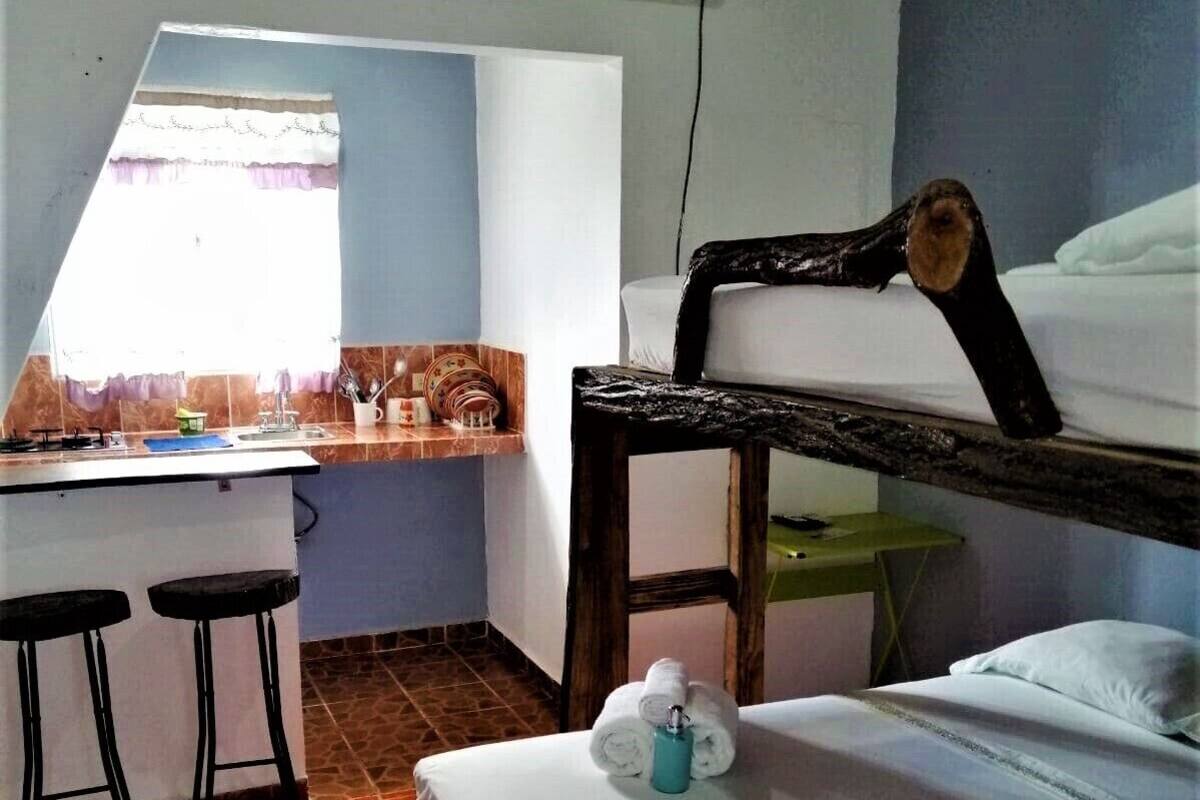 Habitación cuádruple familiar | Wifi gratis y ropa de cama 
