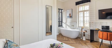 Suite (King) | 1 chambre, literie de qualité, minibar, décor unique