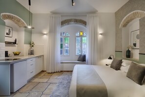 Classic Studio Suite | Premium bedding, minibar, individually decorated, desk -  Villa Albi - Machne Yehuda Hotel (Jerusalem)