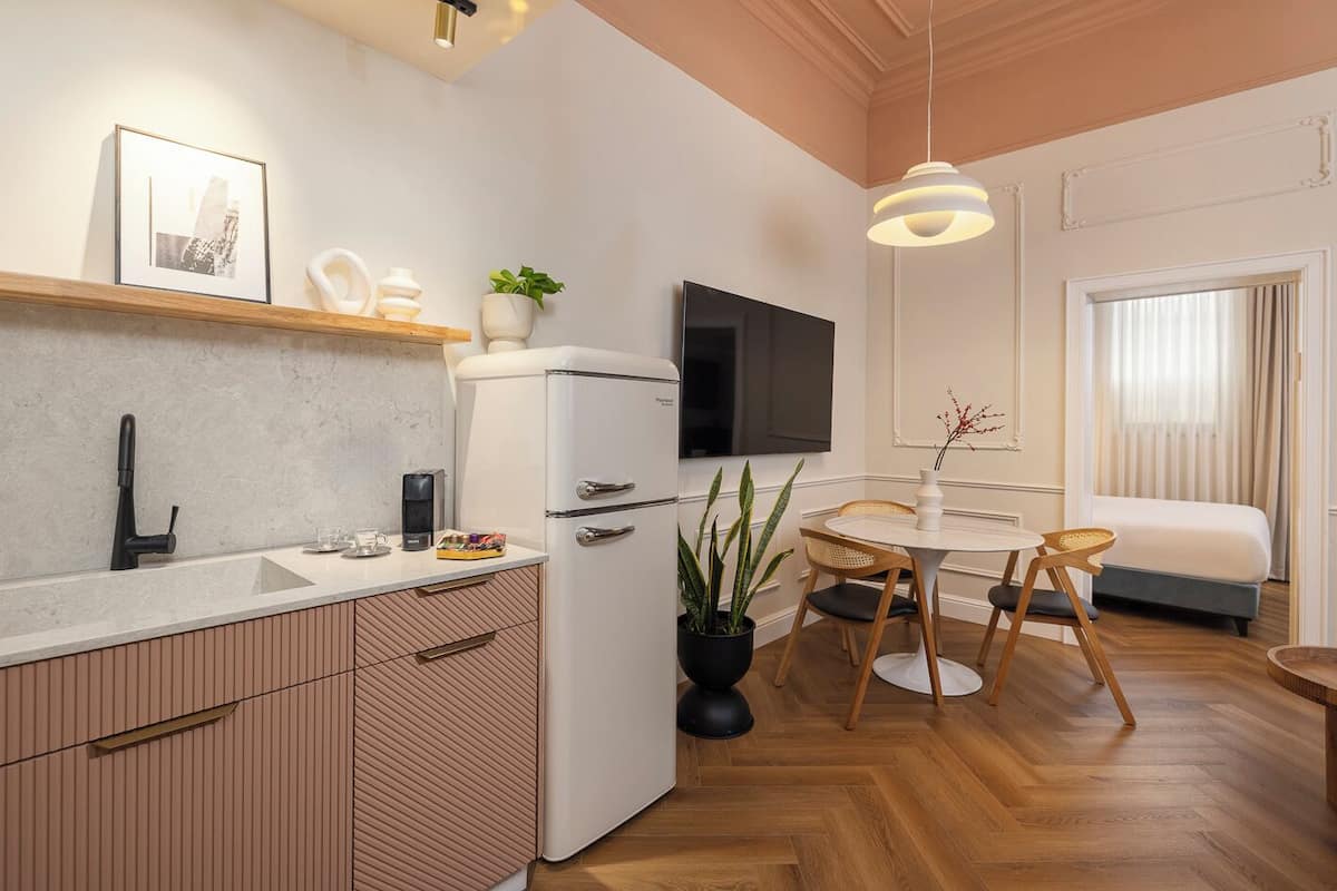 family room, 1 bedroom | private kitchen | microwave, stovetop, espresso maker, coffee/tea maker