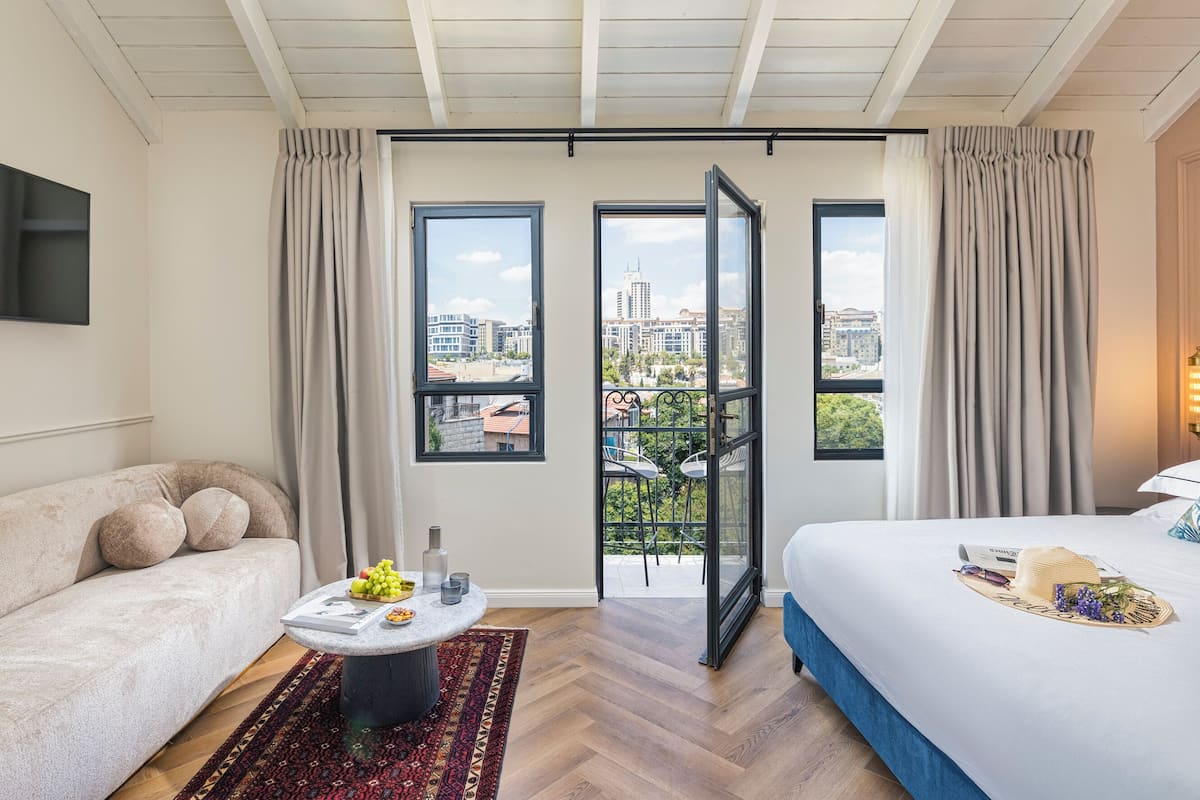 deluxe suite, balcony | 1 bedroom, premium bedding, minibar, individually decorated