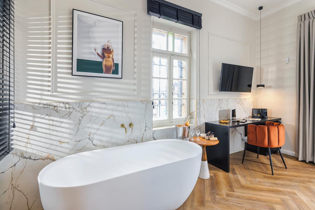 suite (king) | 1 bedroom, premium bedding, minibar, individually decorated