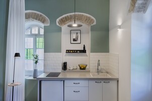 Studio Suite Klasik | Dapur kecil pribadi | Microwave, kompor, mesin espresso, dan mesin pembuat kopi/teh