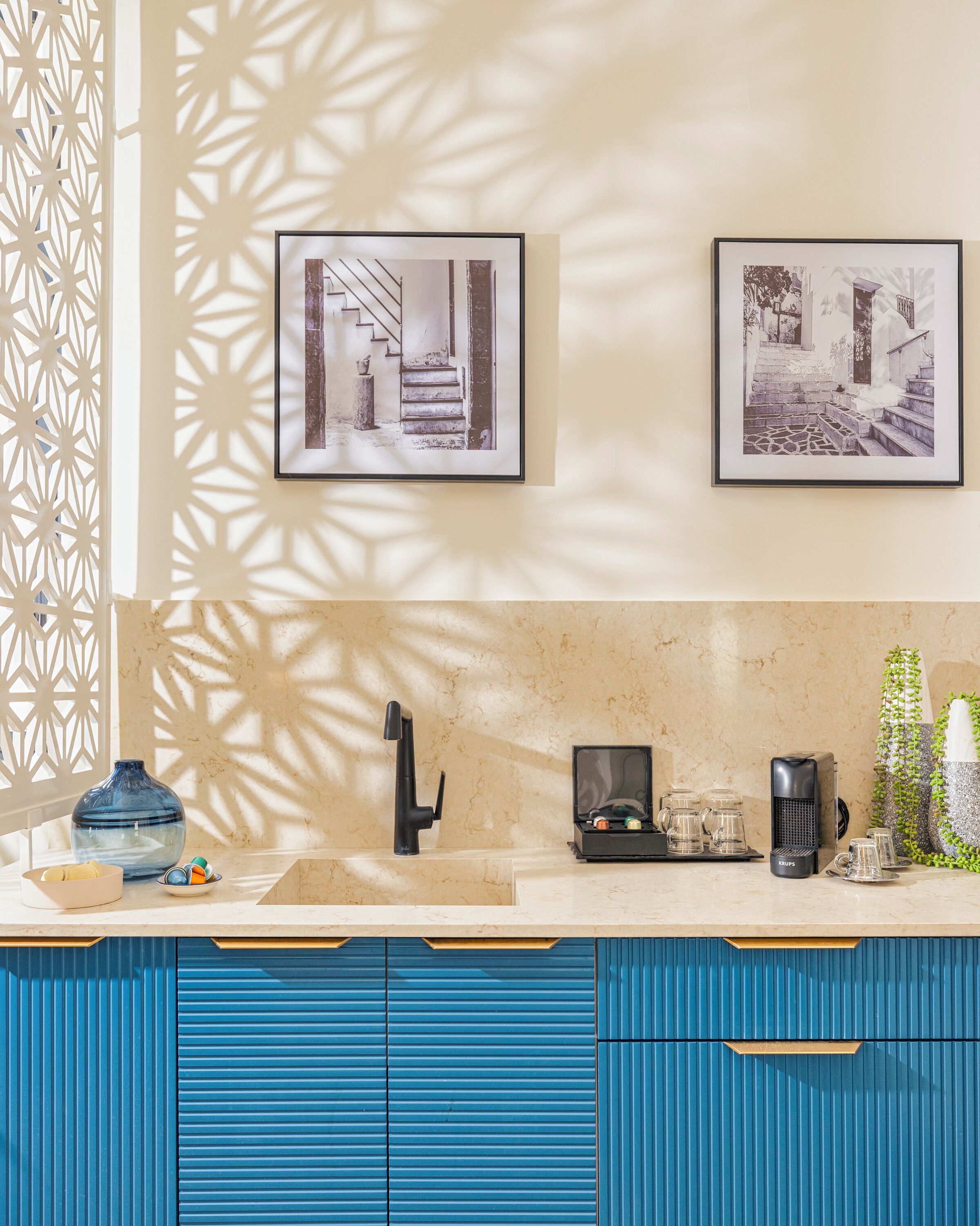 deluxe studio suite | private kitchenette | microwave, stovetop, espresso maker, coffee/tea maker