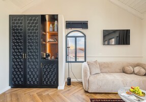 Suite Deluks, balkon | Seprai premium, minibar, didekorasi berbeda-beda, dan meja kerja