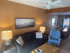 Fernseher, Kamin, DVD-Player, Stereoanlage