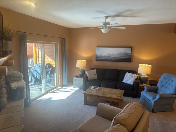 Fernseher, Kamin, DVD-Player, Stereoanlage