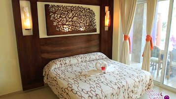 Suite Deluxe, 1 cama King size, vista a la alberca | 1 habitación, escritorio, ropa de cama y acceso para silla de ruedas