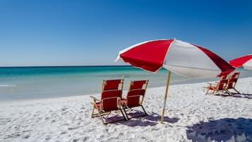 Sur la plage, chaise longue