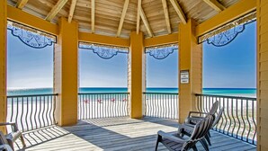 Terraza techada con vista a la playa, con un letrero que indica que es solo para propietarios e invitados.